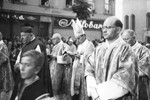 Na povratku zavjetne procesije grada Zagreba iz Marije Bistrice, ispred crkve sv. Petra u Zagrebu godine 1943.